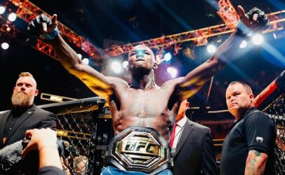 Israel Adesanya po víťazstve opasku v UFC