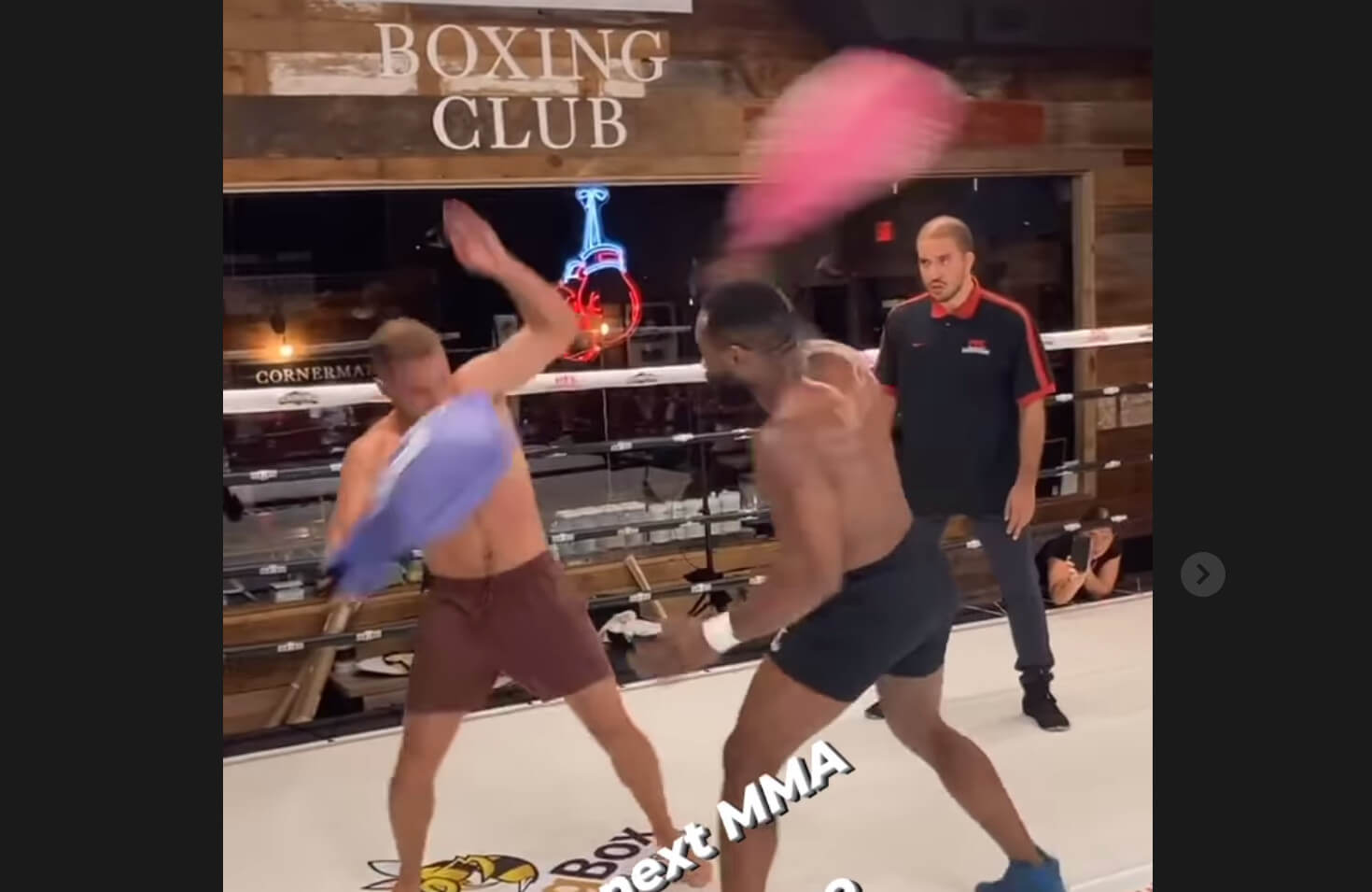 Apollo s bizárom problém nemá! Bojovník absolvoval netradičný fight a ponúka nahotu…
