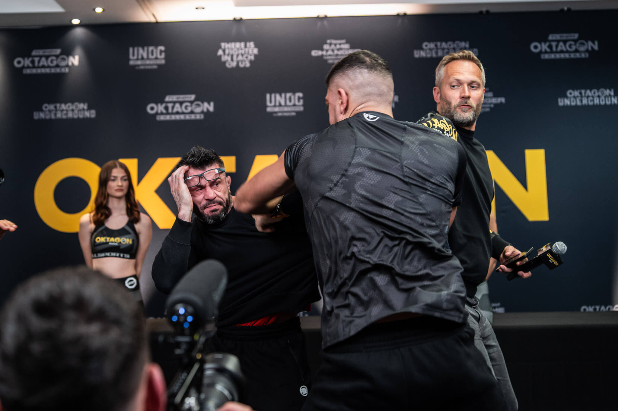 VIDEO: Začalo sa to údajnou urážkou mamy. Akipa na staredowne OKTAGONu napadol svojho súpera!
