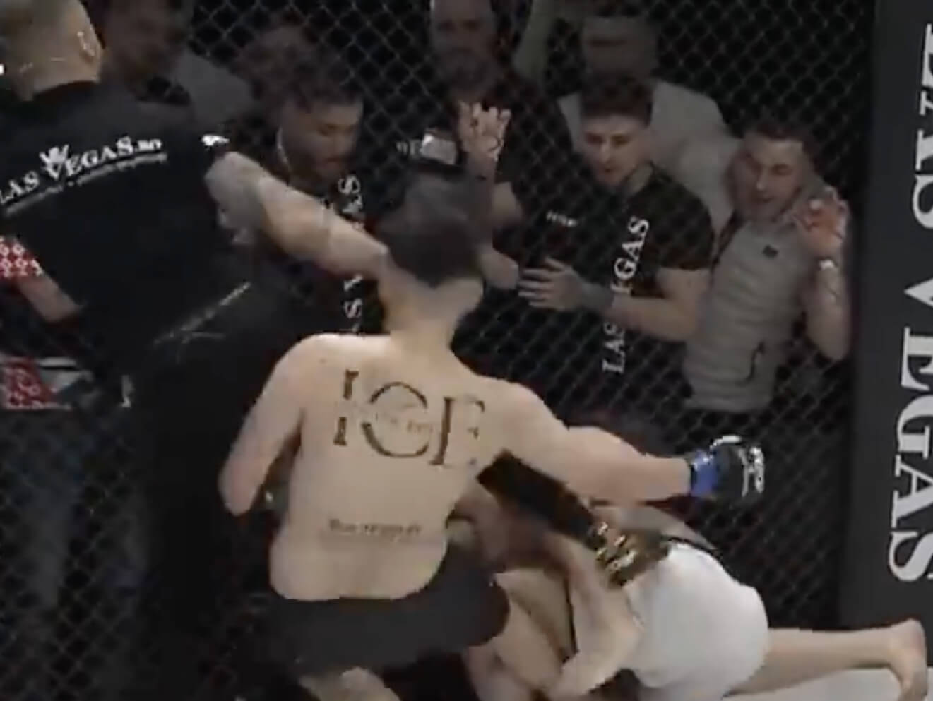VIDEO: Šialenstvo v rumunskej organizácii! Do bizarného stretu sa zapojil aj rozhodca