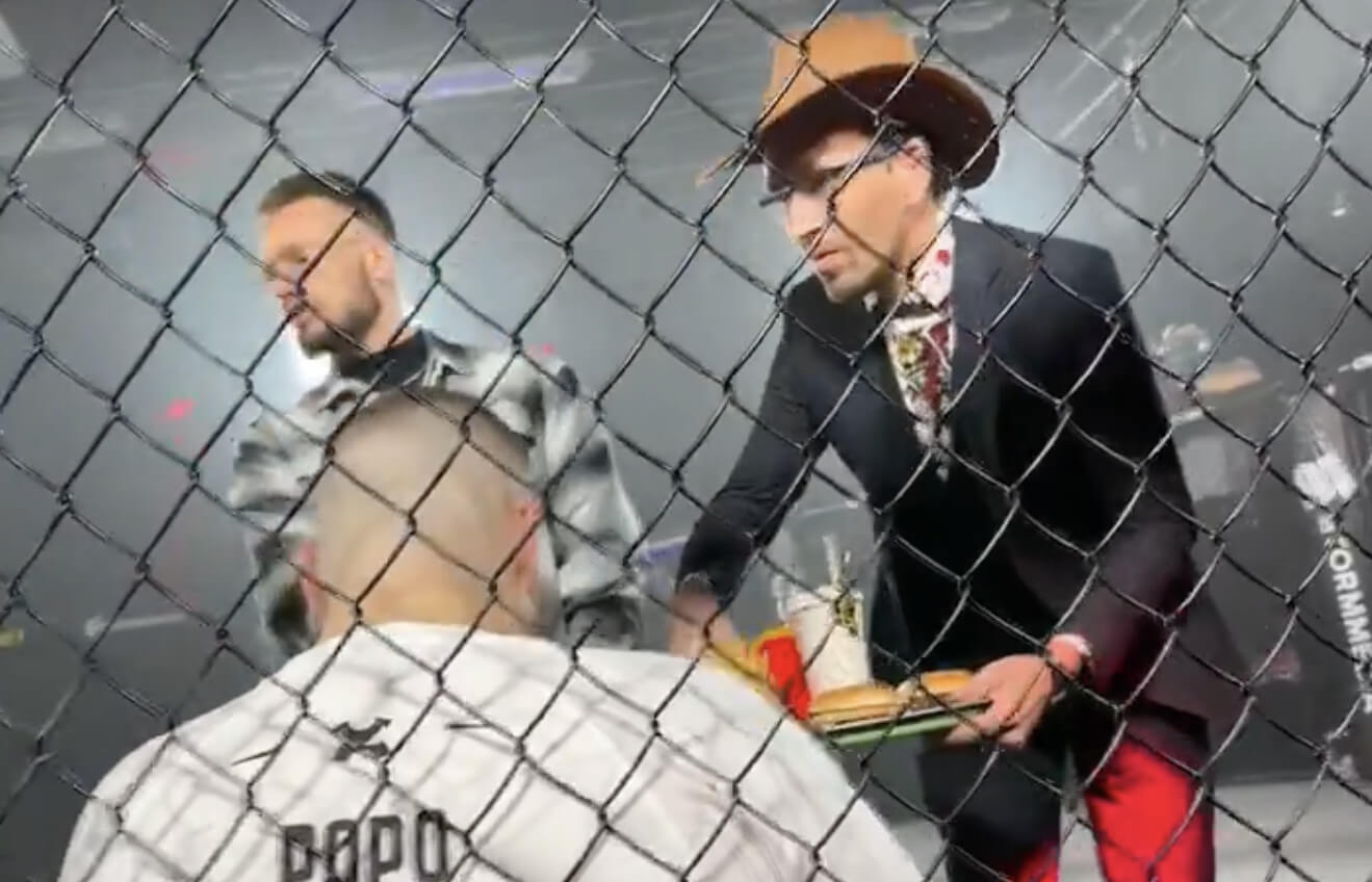 VIDEO: Neuveriteľný bizár! Zápasníci si medzi kolami pochutnali na rýchlom občerstvení