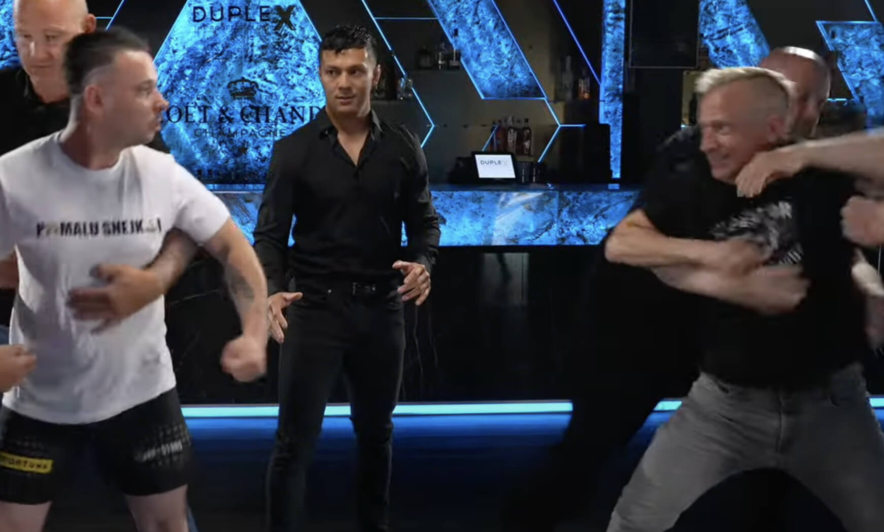 VIDEO: Snejks a Kocián si na prvom staredowne nič nedarovali. Oddeľovali ich štyri gorily!
