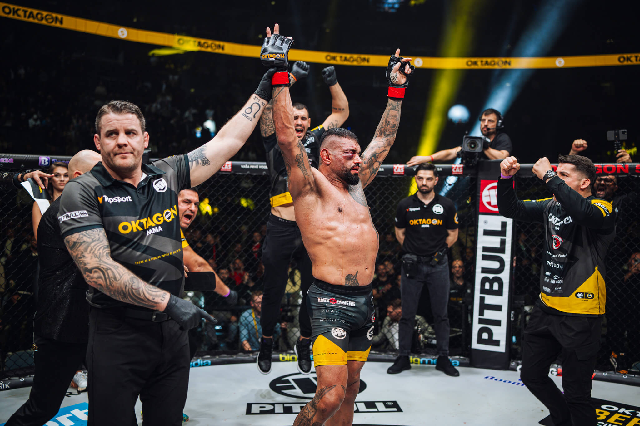 Rázne rozhodnutie OKTAGON MMA: Hviezdny ťažkotonážnik doplatil na svoje správanie