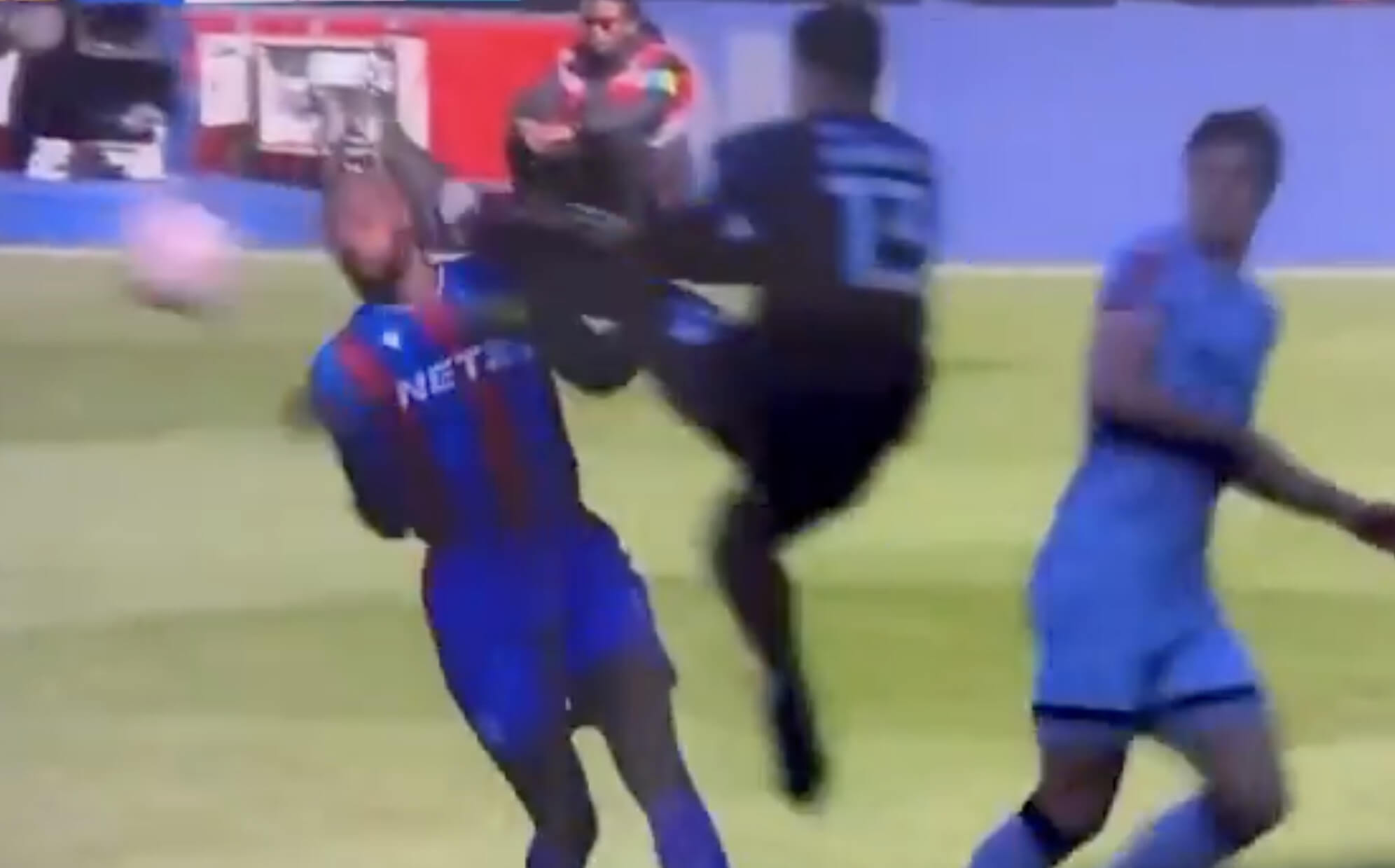 Z INÉHO SÚDKA Brutalita vo futbalovom FA Cupe: Brankár súperovi takmer odkopol hlavu!
