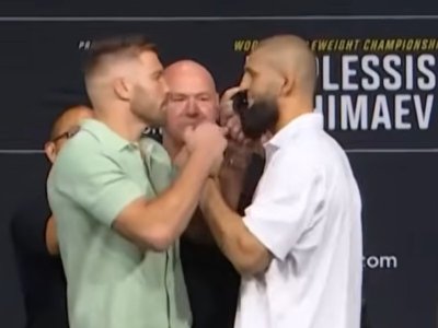 VIDEO Vyhrotený staredown Du Plessisa a Chimaeva: Dana Whitea skoro vystrelilo!