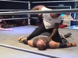 VIDEO Šou sa zmenila na horor: Syn legendy UFC takmer zmrzačil nehybného wrestlera