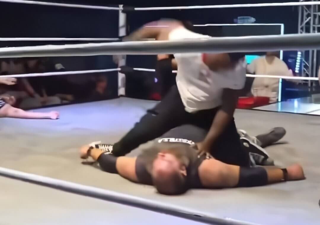 VIDEO Šou sa zmenila na horor: Syn legendy UFC takmer zmrzačil nehybného wrestlera