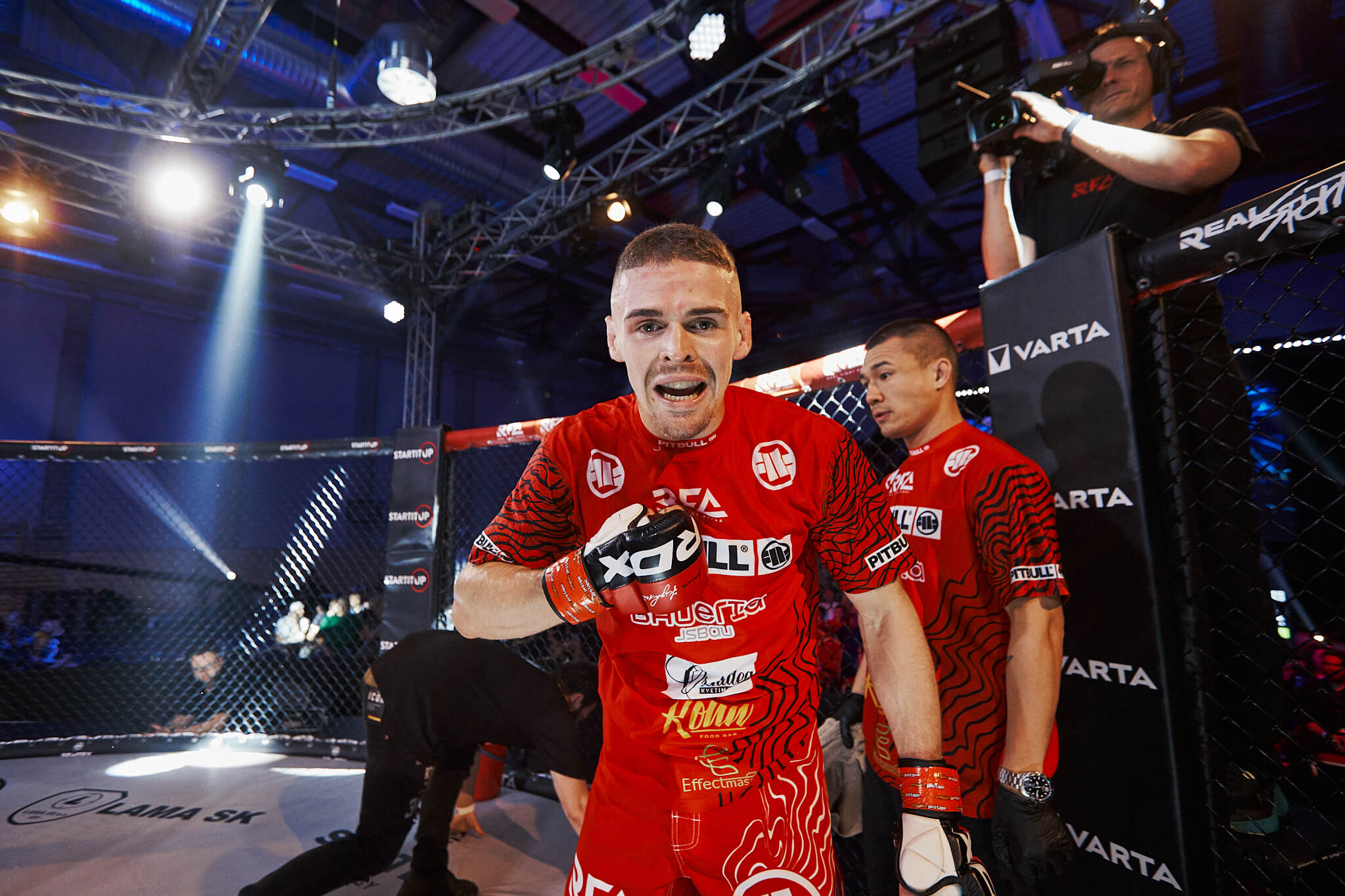 Svetlá výnimka vo svete MMA: Talentovaný bojovník doštudoval vysokú školu, medzi profesionálmi je neporazený