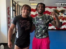 VIDEO Bojovník UFC skončil na nosidlách: Za všetko mohol nešťastný kop do rozkroku