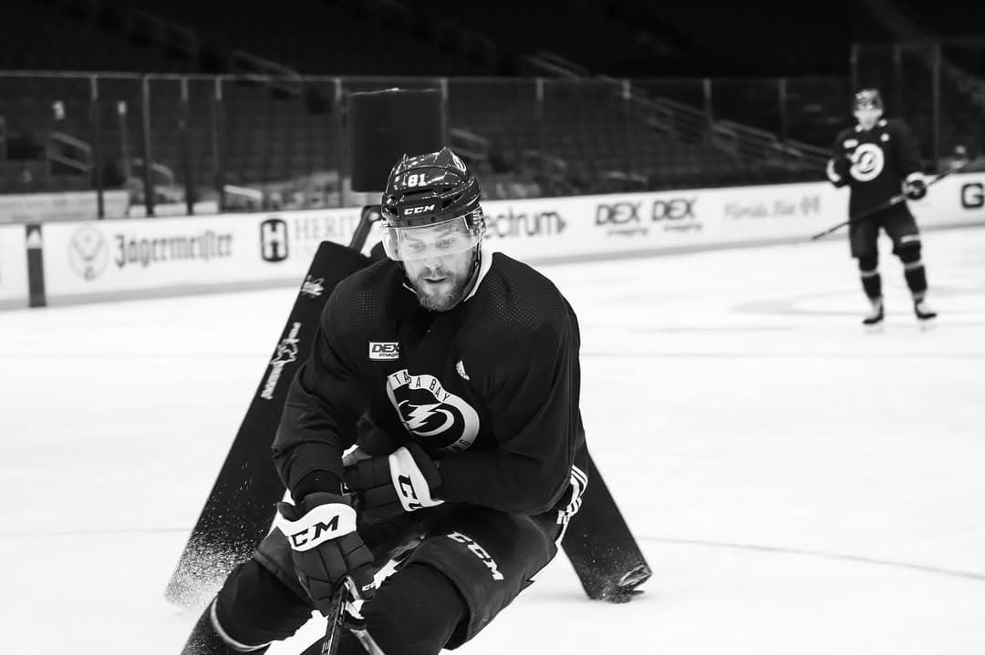Z INÉHO SÚDKA Slovenský NHL obranca zhodil rukavice: So súperom spravil rýchly proces