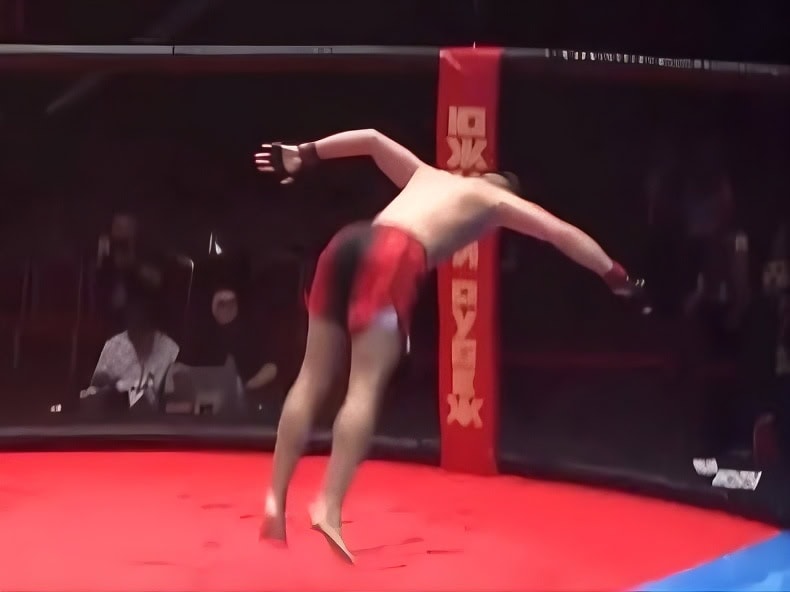 VIDEO Chcel šokovať fanúšikov, skončil na nosidlách: Bojovník tvrdo doplatil na riskantnú oslavu!
